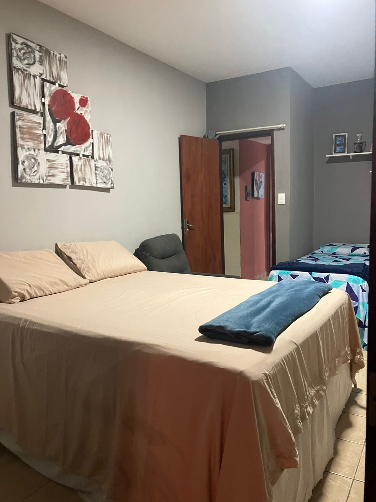 Quarto 4 — suíte com cama de casal e solteiro