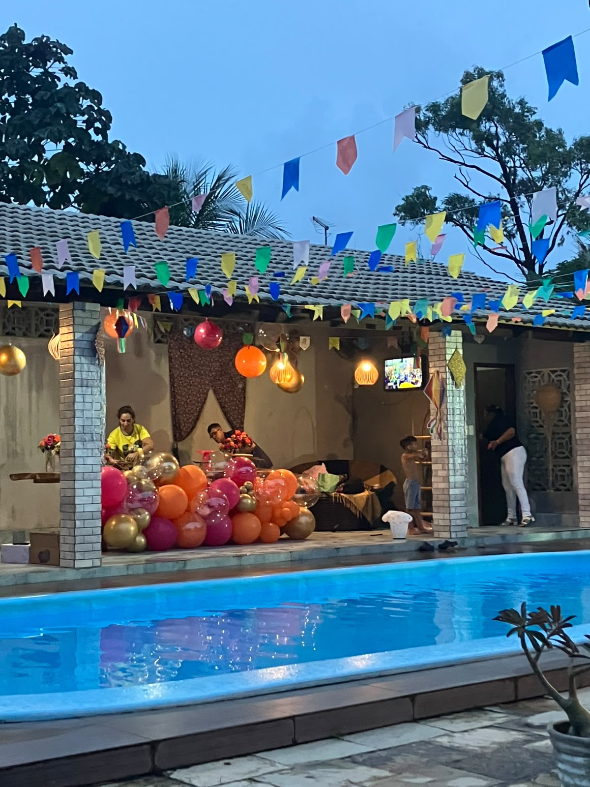 Área coberta junto à piscina ao entardecer
